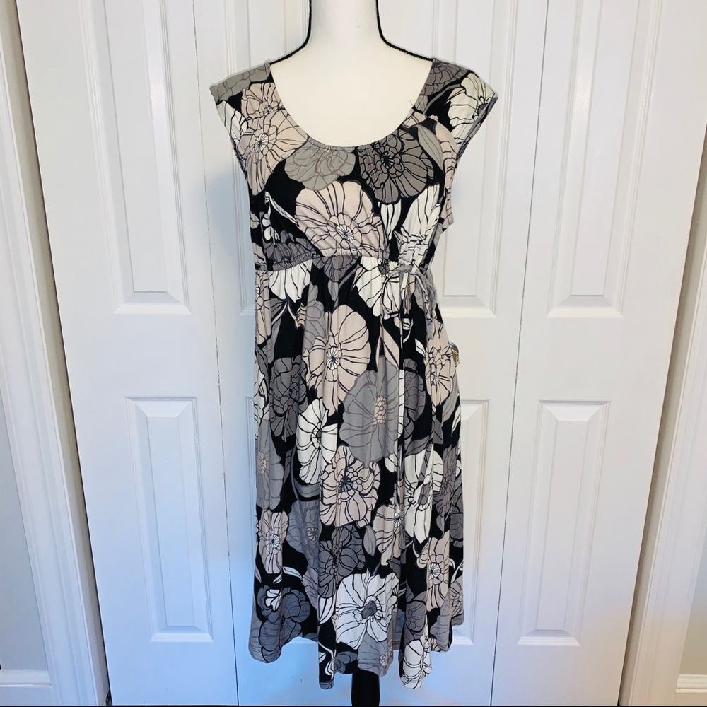 Old Navy Maternity B/W/G Floral Dress
